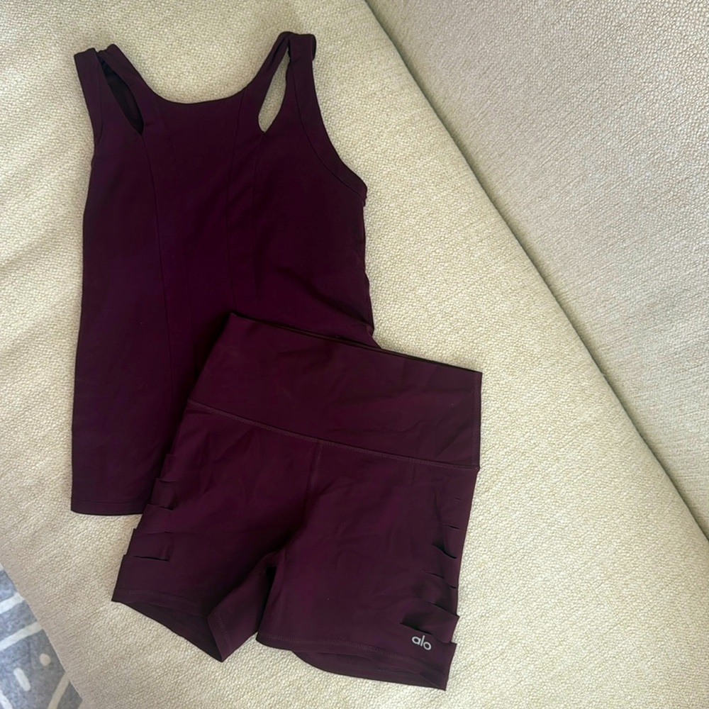Alo yoga matching set shorts & top size small 🍇